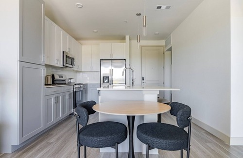 Del Valle Apartment | Blueground | Del Valle, pool, nr McKinney Falls