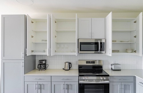 Del Valle Apartment | Blueground | Del Valle, pool, nr McKinney Falls