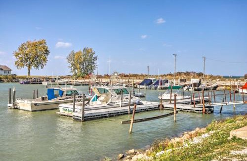 Oak Harbor Apartment | Boat Slip and Pool Access Oak Harbor Haven!