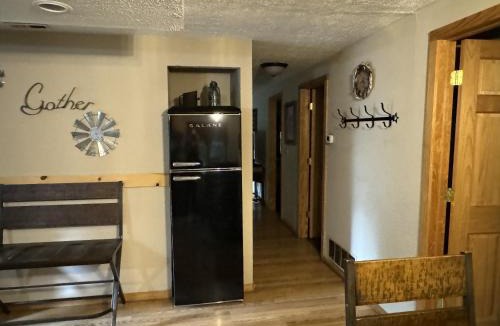 South Bloomingville House | Bobcat Hideaway