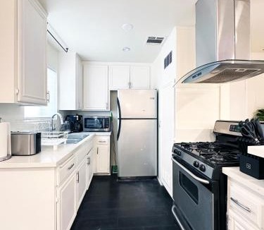 Burbank House | Bohemian Dream- 2BR, Retreat Near Hollywood -BR6