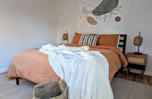 Wade Hampton Apartment | Bohemian Tiny Home - Walk to Starbucks