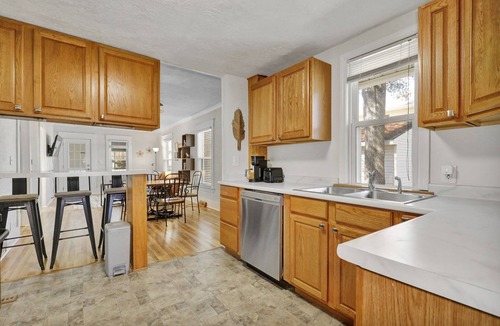 Lansing House | Boho - Retro Style in Lansing - 10 minutes to MSU's Campus