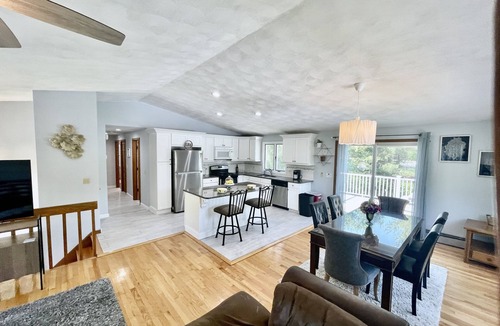 Bonnet Shores House | Bonnet Shores 6 Bed 3 Bath in Bonnet on Neighborhood shuttle to Beach