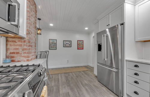 Lake Erie Beach House | ~Booking Year-Round~ 4B 2.5 BATH Updated Grandview Bay Home
