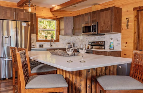 Gatlinburg Cabin | Brand NEW Luxury 5/5.5 Cabin! Great Mountain View, Indoor Pool, Fireplace.