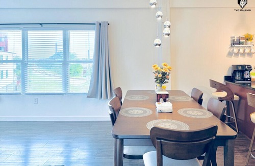 Downtown Memphis Apartment | BRAND NEW Modern Spacious Loft in Downtown with free parking