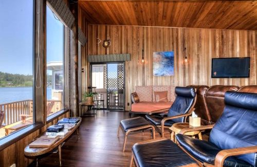 Otis House | Breathtaking Beach House with Fireplace and Gorgeous Sights in Otis, Oregon