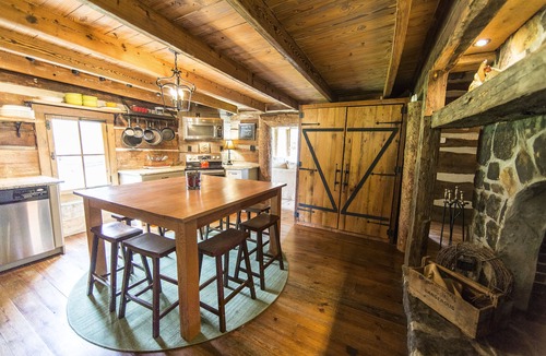 Knoxville Cabin | Breathtaking Log Cabin at The Stables at Strawberry Creek