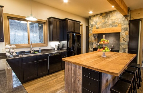 Gatlinburg - Pigeon Forge Cabin | BREATHTAKING Views !/6 Private King Suites/Handicap Friendly/Firepit/Theater