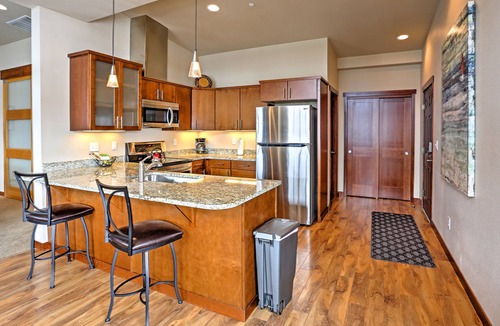 Manson Condo | Breezy Lake Chelan Condo w/Pool & Hot Tub Access!