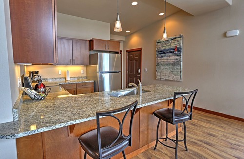 Manson Condo | Breezy Lake Chelan Condo w/Pool & Hot Tub Access!