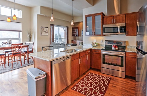 Manson Condo | Breezy Lake Chelan Condo w/Pool & Hot Tub Access!