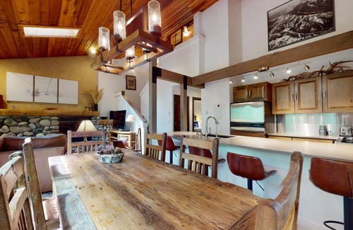 Ketchum Condo | Bridgepoint Condo 24 - Home Away from Home w/Relaxing Creek View