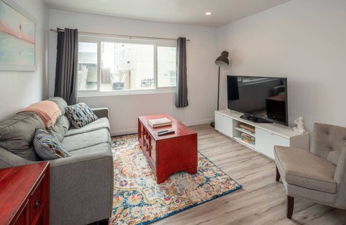 Marina Peninsula Apartment | Bright 2 Bedroom 1.5 bath 15 Seconds to the BEACH!