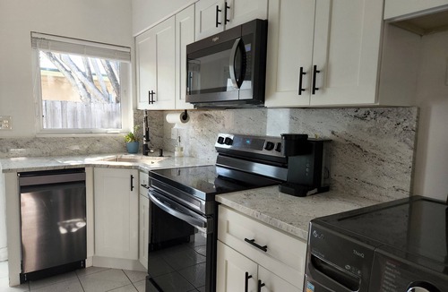 Poinciana Park House | Bright 2-BR &backyard mins to las olas/beach/airport