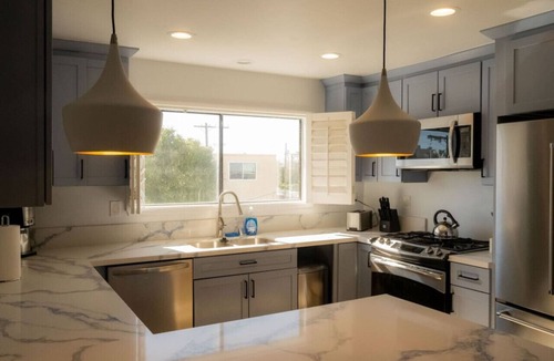 Marina Peninsula Apartment | Bright 5 bdroom 3 bath w/Rooftop Deck by the Beach