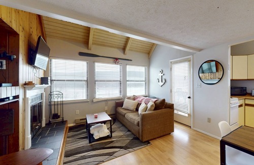 Thayerville Condo | Bright condo with Deep Creek Lake views, wood fireplace