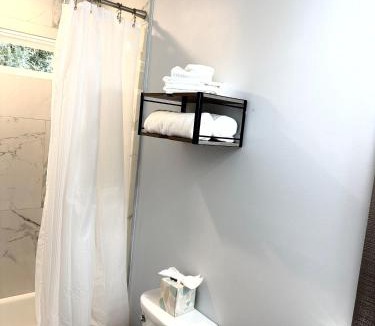 Shannon House | Bright, Cozy & Convenient - Minutes from UAB, Airport and Downtown Fun!