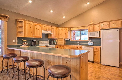 Meadow View Heights Cabin | Bright & Cozy Duck Creek Cabin w/Grill & Fire Pit