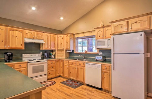 Meadow View Heights Cabin | Bright & Cozy Duck Creek Cabin w/Grill & Fire Pit