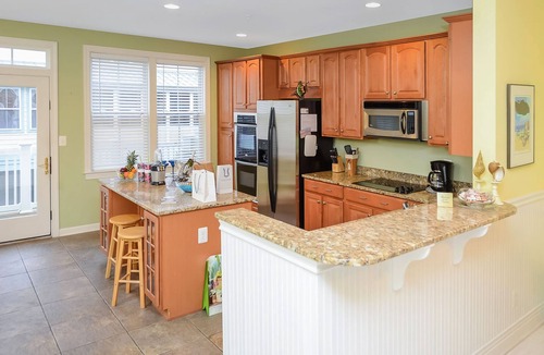 Sunset Island House | Bright, fun 5-bedroom townhouse in exclusive gated community with free WiFi, an indoor/outdoor pool, private bayside beaches, a restaurant, and more!