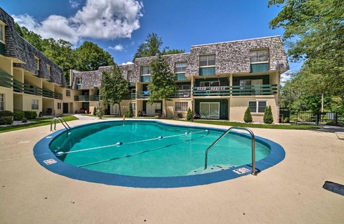 Gatlinburg Apartment | Bright Gatlinburg Condo Less Than 1 Mi to Main Strip!