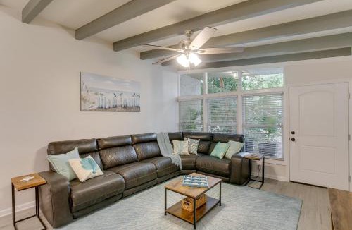 Jekyll Island House | Bright Jekyll Island Home with Deck Less Than 1 Mi to Beach