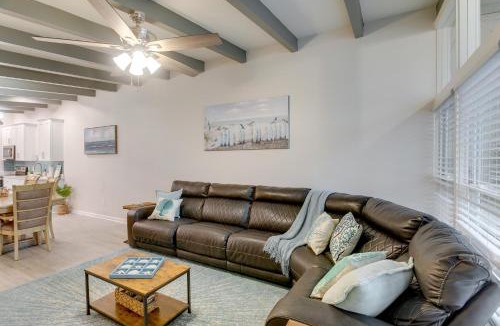 Jekyll Island House | Bright Jekyll Island Home with Deck Less Than 1 Mi to Beach