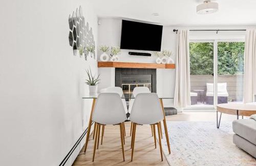 Winding Trail House | Bright & Modern - King Suite - Creekside Trail