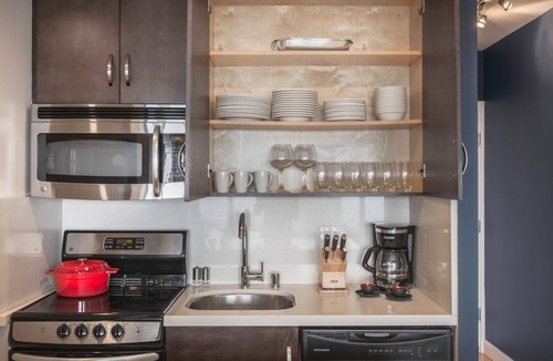 Lower Nob Hill Apartment | Bright Nob Hill Studio w/Gym, Sauna + City View by Blueground