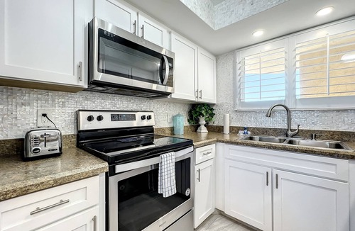 Horton Shores Condo | Bright Oceanview Condo Steps to Sand & Flagler Dining Scene