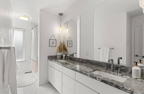 South Westminster House | ☀️Bright Upscale Mid-Mod Home☀️Hot Tub + Firepit