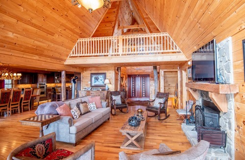 Grassy Creek Cabin | Bring Everyone Together | Fraser Creek Lodge | Hot Tub & Pool Table