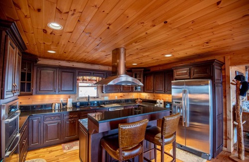 Grassy Creek Cabin | Bring Everyone Together | Fraser Creek Lodge | Hot Tub & Pool Table
