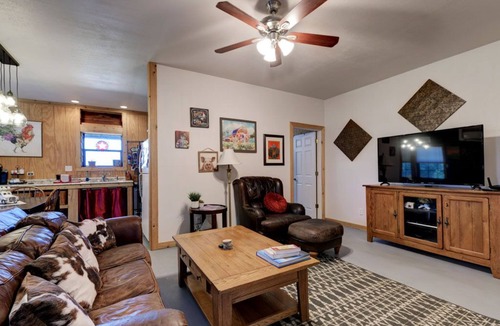San Marcos House | Broken Road Farm peace and quiet-15 min to 3 Rivers