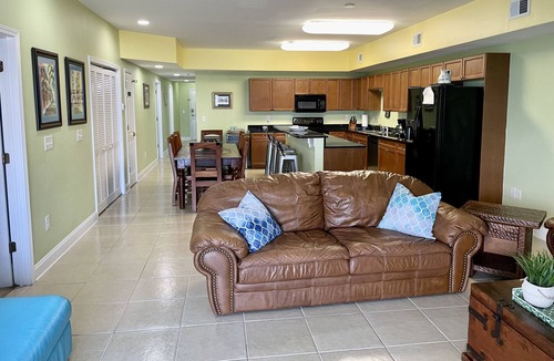 Crescent Beach Condo | Bubbles Up. Ocean View Corner Unit in Coconut Grove. North Myrtle Beach, SC