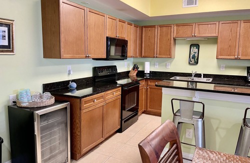 Crescent Beach Condo | Bubbles Up. Ocean View Corner Unit in Coconut Grove. North Myrtle Beach, SC