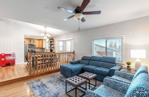 Lakeview House | Business in Front and Fun in the Back! Pets too!