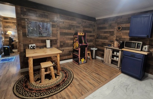 Rocky Grove Apartment | Cabin Apt 20min to Gatlinburg across from Ntl Park GameRoom+FirePit+Pet Friendly