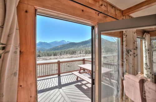 Estes Park Cabin | Cabin in Popular High Drive Area with RMNP Right Next Door