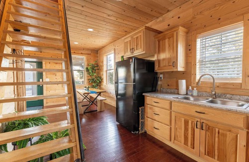 New Hope Cabin | Cabin in the Sky with an outdoor kitchen!