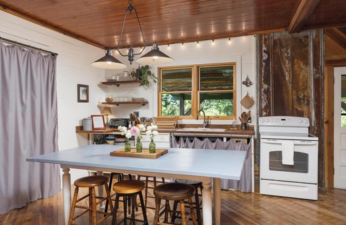 Rising Fawn Cabin | Cabin on the Crook: private, pet friendly residence alongside a nature preserve