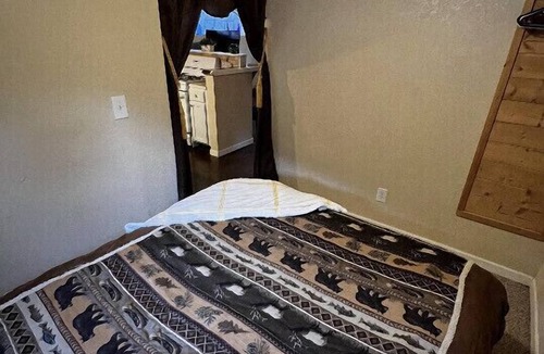 Drake Resort | Cabin on the river with private balcony 5 min to Estes park with hot tub nice!