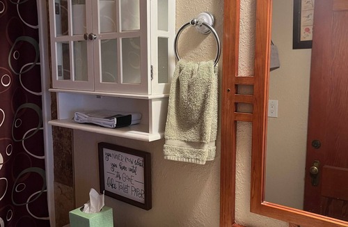 Drake Resort | Cabin on the river with private balcony 5 min to Estes park with hot tub nice!