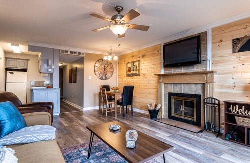 Chalet Village Condo | ⭐Cabin Style Mountaintop Views - Indoor/Outdoor Pool - HotTub - WiFi - Sleeps 6⭐