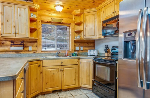 Harbor Village Cabin | Cabin w/Scenic Views, W/D, Central AC, WiFi, Deck, Ping-Pong, and Gas Grill