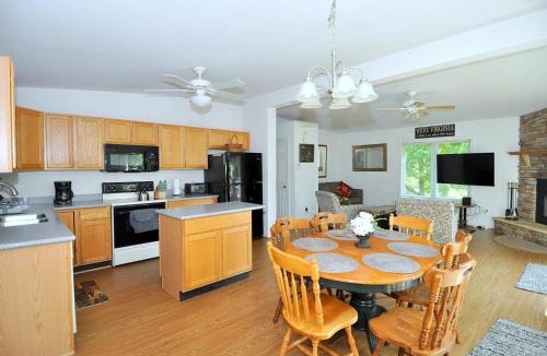 Berkeley Springs House | Cacapon Connected - Wifi, Fire Pit, Game Room, King Bed, Deck, Grill, Fireplace, Pet Friendly, Garage for mountain bike storage