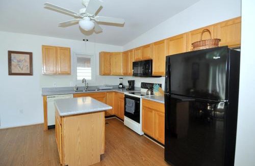 Berkeley Springs House | Cacapon Connected - Wifi, Fire Pit, Game Room, King Bed, Deck, Grill, Fireplace, Pet Friendly, Garage for mountain bike storage