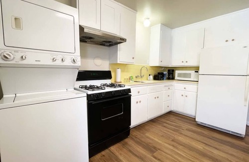 Campbell House | Campbell Cozy Bright 2B 1b AC Close to Downtown